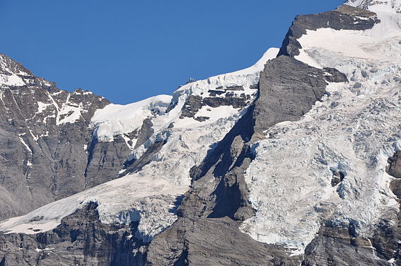La Jungfraujoch, le Guggigletscher, le Giesengletscher (cliquer sur l'image pour voir les étiquettes descriptives ; demander ensuite le grossissement qui permet d’apercevoir le Sphinx sur le col).