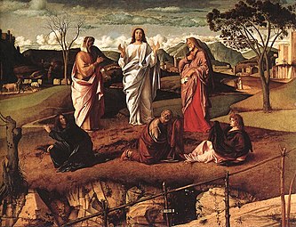 Bilde av et maleri som viser en scene i et vidstrakt landskap, med åser og fjell som falmer i det fjerne og mange spor av menneskelig tilstedeværelse;  en by til høyre, slottet og gjeteren med beitende kyr til venstre, fører en bonde en okse og en geit forbi et kloster på en stein.  Kristus flankert av figurene til Moses og Elia står i sentrum av dette landskapet, hans hender og hode er skissert mot de hvite skyene.  Foran denne gruppen er de tre apostlene på bakken.  Et gjerde av unge trær vises diagonalt i forgrunnen, bak en steinete kløft åpner seg.