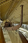 La barca funeraria en el interior del museo