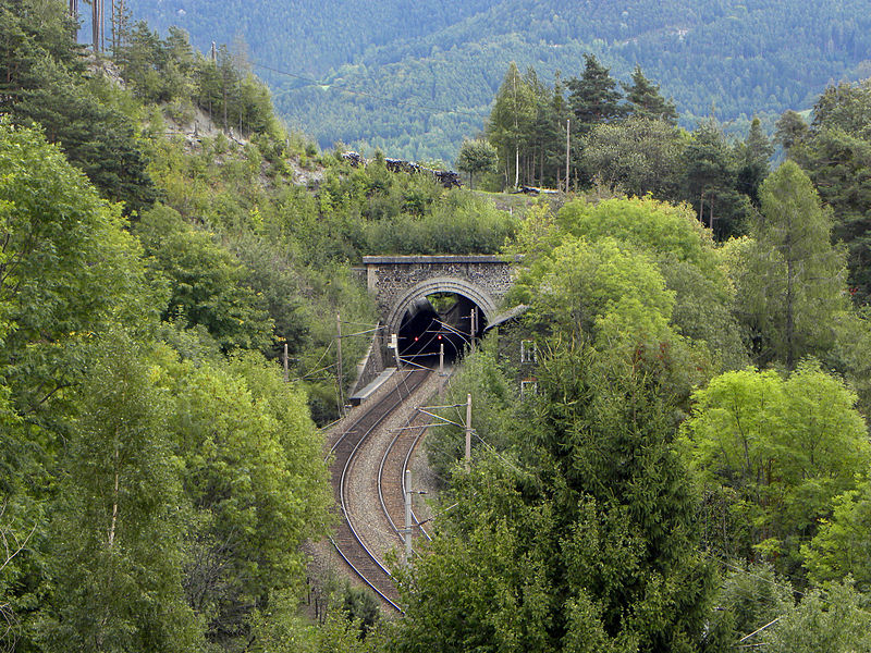 File:Gloggnitz - KG Aue - Semmeringbahn - Rumplertunnel und Bahnwärterhäuschen.jpg