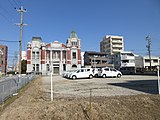 御馳走屋敷跡地。2007年までは「伝馬公設市場」があった。現在は岡崎市社会福祉協議会の駐車場として使用されている[18]。