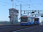 Nyare, dubbelledad Volvo 7500 med B9SALF-chassi på Götaälvbron i Göteborg.