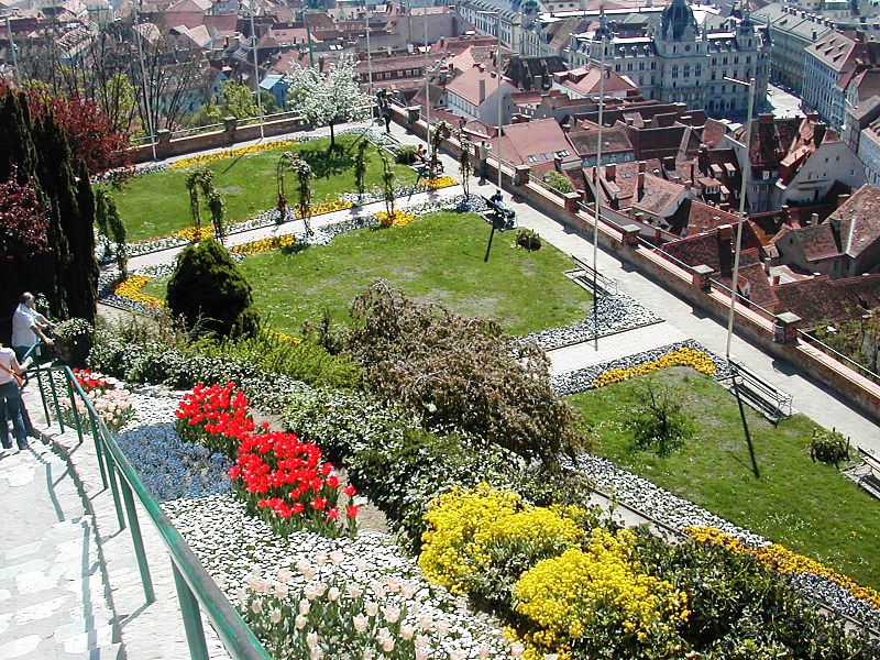 File:Grazer Schlossberg Buergerbastei Blumen.jpg