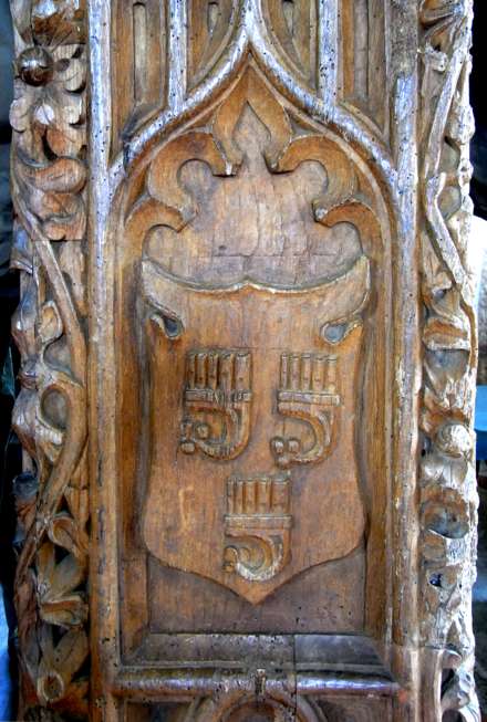 Early 16th c. bench end in Sutcombe Church in Devon, showing the arms of Grenville GrenvilleArms BenchEnd SutcombeChurch.xcf