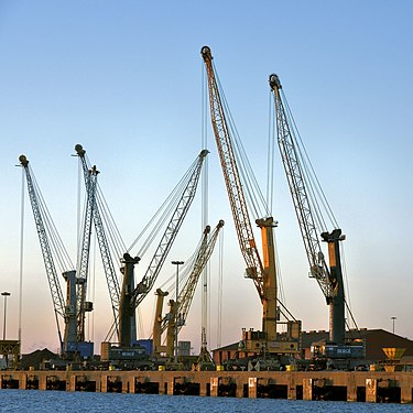 Grúas en el puerto de Huelva.jpg