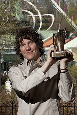 Håkan Hellström accepting Lisebergsapplåden 2011 portrait.jpg