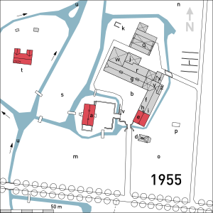 Lageplan 1955: durchgezeichnet von Lageplan ca. 1930 und Befragung von Zeitzeugen a. Wohnhaus des Eigentümers b. gepflasterte Hoffäche d. Kapelle e. Wohnhaus des Schweizer f. Pferdestall, darüber Getreidespeicher, darunter Jauchegrube g. Kuhstall, darüber Stroh h. Leutestube (=Kantine) i. Waschküche j. Mist k. Aschehaufen l. Mieten für Futtermittel z.B. Rübenblätter m. Landschaftsgarten (Reste) n. Obstbaumwiese o. Wiese, teilw. Nutzgarten p. Gewächshäuser q. Scheune für Fahrzeuge, Gerät und Boxen für Vieh r. Schweinestall, darüber Heu s. Park t. ehm. Wohnhaus des Gärtners (nicht mehr zum Hof gehörig) u. Traarer Kendel v. Hundezwinger w. Geräteschuppen x. Schmiede y. Boxen für Zuchtbullen, darüber Speicher und Taubenschlag z. Hühnerstall