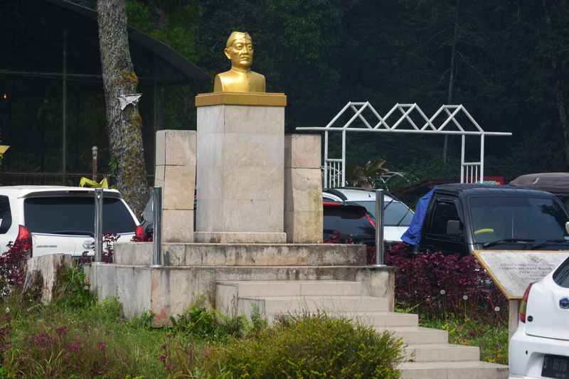 File:Head Bust of R. Soerjo in Batu, East Java.png