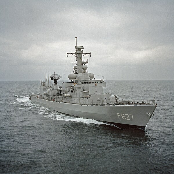 File:Het M-fregat Hr.Ms. Karel Doorman (F827) in 1993 (2158 042268).jpg