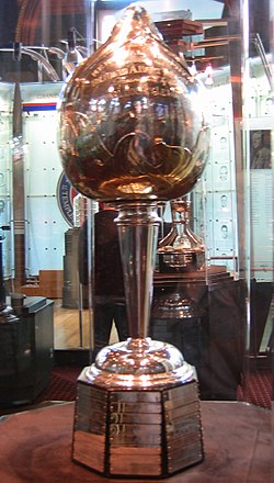Hart Memorial Trophy näytteillä Hockey Hall of Famessä