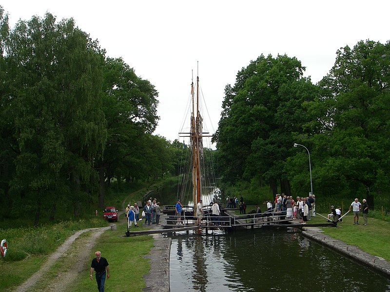 File:Hjälmare kanal, Hällby slussar, 2008c.JPG