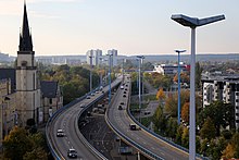 Die B 80 als Hochstraße im Stadtzentrum, links im Bild St. Franziskus und St. Elisabeth