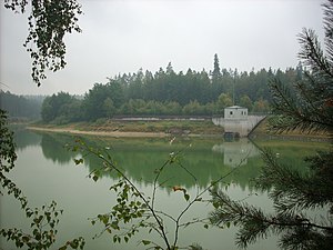 Liebensteinspeicher, Blick nach Westen auf Überlauf und Wehr. Der Damm liegt am rechten Bildrand.