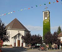Kirche Saint-Martin, oktogonaler Bau aus dem Jahr 1956 mit separatem Glockenturm