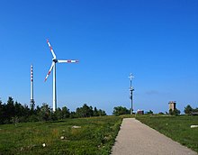 Windkraftanlage, SWR-Sendeturm, Wetterstation und Signalturm