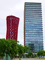 Toyoo Itō: Torre Realia BCN (oik.) ja Hotel Porta Fira (vas.)