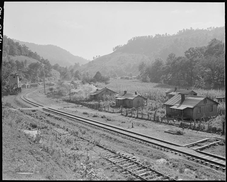 File:Houses along the railroad tracks. Fox Ridge Mining Company, Inc., Hanby Mine, Arjay, Bell County, Kentucky - NARA - 541143.jpg