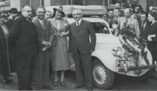 Ing. Frynta (vpravo) vítá manžele Škulinovy po návratu z cesty po Africe (Škoda Rapid, 1936-1938); vlevo vrchní ředitel ing. Hrdlička