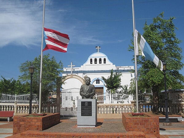 Flags at half-mast in the Vega Alta square after Hernández death on May 2, 2019