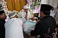 Bahasa Indonesia: Prosesi ijab kabul. Ijab kabul adalah ucapan dari orang tua atau wali mempelai wanita untuk menikahkan putrinya kepada sang calon mempelai pria agar sebuah pernikahan pasangan Muslim dapat sah.