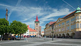 Plaça Central Wallenstein amb la Porta Valdice Gate i el château