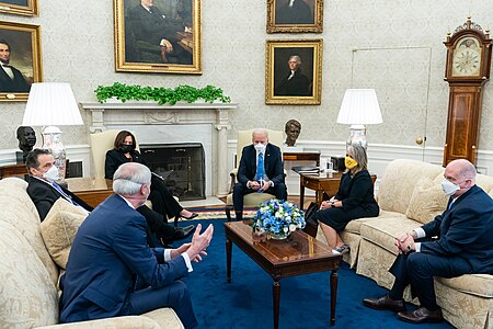 Tập_tin:Joe_Biden_and_Kamala_Harris_meet_with_Governors_and_Mayors_in_the_Oval_Office_of_the_White_House_Friday,_Feb._12,_2021.jpg