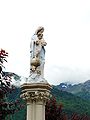 Statue de la Vierge à l'enfant dans le village.