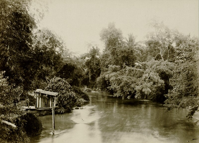 File:KITLV A82 - Toilethuisje boven een rivier op de Oostkust van Sumatra, KITLV 82151.tiff