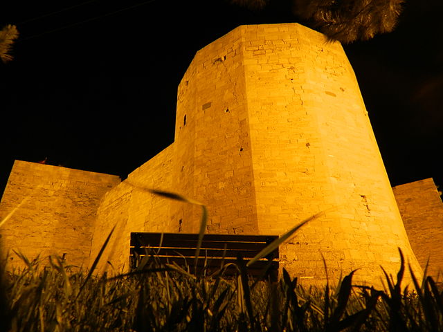 Vista noturna do castelo de Caramânia