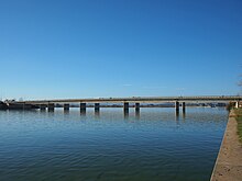 Kings Avenue Bridge across Lake Burley Griffin Kings Avenue Bridge May 2014.jpg