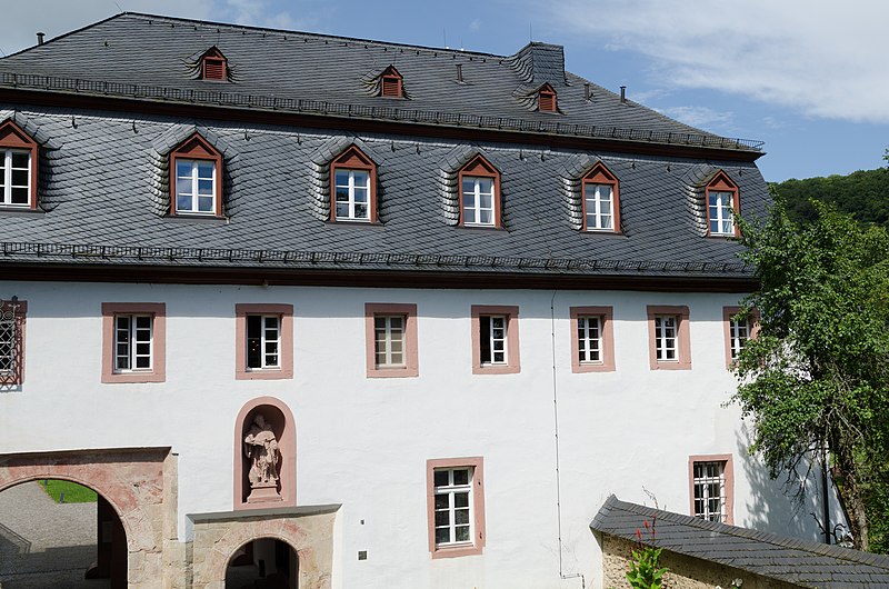 File:Kloster Eberbach, Torhaus-004.jpg