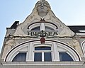 Firmungsstraße, Jugendstilgiebelfront mit Skulptur der Hygiea