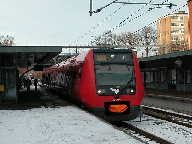 An S-train with coupler cover on the F line at Ålholm station