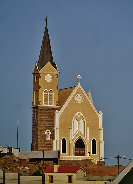 File:Lüderitz Felsenkirche Fassade 3.jpg