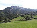 Vue de la Buffe depuis Montaud au nord : la route départementale 218 passe au pied de la falaise pour rejoindre le tunnel dont l'entrée (non visible) se trouve sur la gauche.