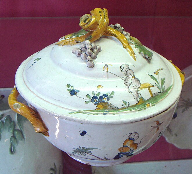 File:La Rochelle Faience de grand feu pot with Chinese decorations 18th century.jpg