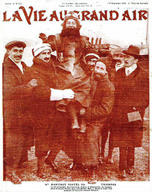 Une femme portée en triomphe par plusieurs hommes fait la couverture du magazine intitulé La Vie au grand air.