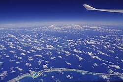 Imagem aérea da Lagoa Azul (canto inferior esquerdo) com o atol de Tikehau à distância.