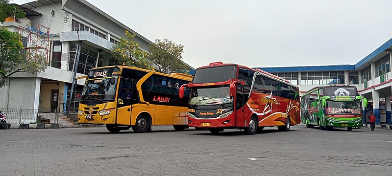 File:Lalu lintas bus antarkota di depan peron Terminal Purabaya (11 Oktober 2022).jpg