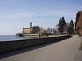 Uferpromenade mit Schloss Montfort