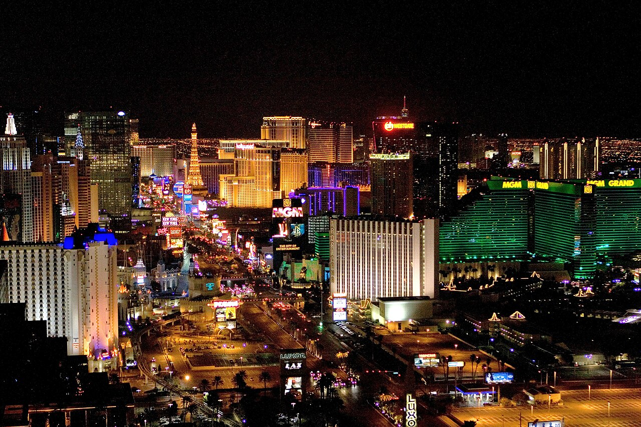 File:Las Vegas Sign at Night.JPG - Wikimedia Commons
