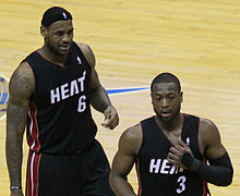 James con la maglia dei Miami Heat assieme a Dwyane Wade nel dicembre 2010