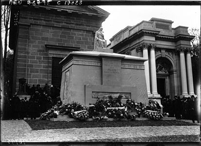 Cénotaphe de la ville de Paris à la mémoire des soldats morts pour la France par Henri Dieupart, Pierre-Gustave Paltz et Lucien Martial.