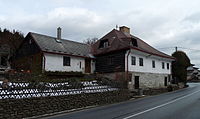 Čeština: Dům čp. 16, zvaný ratejna, v obci Lenora, okres Prachatice. English: House No 16 in the village of Lenora, Prachatice District, South Bohemian Region, Czech Republic. {