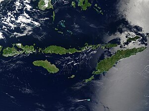 Les taches turquoise dans la partie supérieure de cette photo satellite sont les îles Taka Bonerate et Tukangbesi.