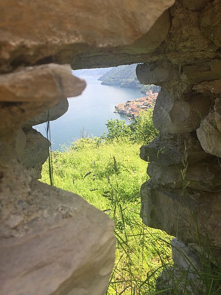 File:Lezzeno da una finestra della torre di Rozzo.jpg