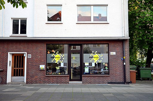 Liepmannstraße 23 in Hannover-Limmer (nahe dem Fössebad), im Treffpunkt Limmer vom Spar- + Bauverein gibt der Dipl.-Ing. Helmut Konietzny seine Technik-Club Kurse für Kinder ab 8 Jahren