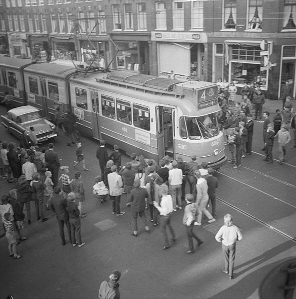 File:Luilak in Amsterdam, de jeugd versperde de trambaan in de Van Woustraat, Bestanddeelnr 915-2138.jpg