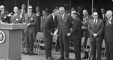 הנשיא לינדון ג'ונסון בטקס הנחת אבן הפינה לאוניברסיטה ביוני 1964