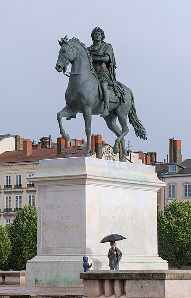 Fichier:Lyon 2e - Place Bellecour - Statue équestre de Louis XIV, après restauration 02.jpg